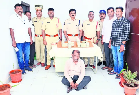 తక్కువ ధరకు బంగారం ఇప్పిస్తానని మోసం