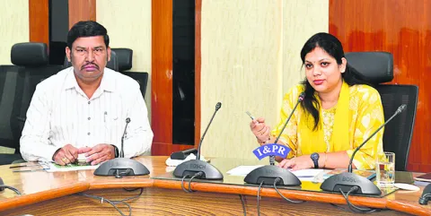 విద్యార్థులూ.. సెల్‌ఫోన్లను పక్కన పెట్టండి
