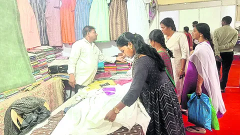 కళాసిల్క్‌ చేనేత హస్తకళ మేళాకు ఆదరణ