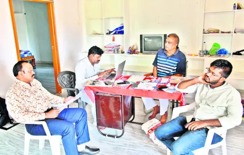 మానుకోటలో ఏసీబీ అధికారుల సోదాలు
