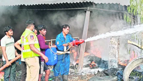 టైర్ల షాపులో అగ్నిప్రమాదం