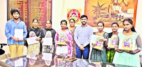 హాస్టల్‌ విద్యార్థులకు కలెక్టర్‌ ప్రశంసలు 
