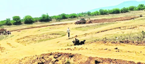 చెరువుల్లో మట్టిని తోడేస్తున్న మాఫియా 