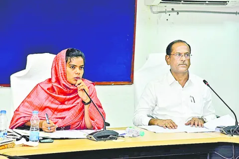 సమీక్షకు కథలు చెప్పడానికి వస్తారా.? 
