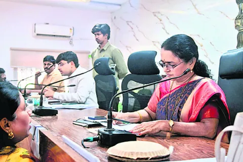 పీజీఆర్‌ఎస్‌కు 104 అర్జీలు
