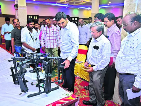 డ్రోన్‌ వినియోగంపై రైతులకు శిక్షణ 