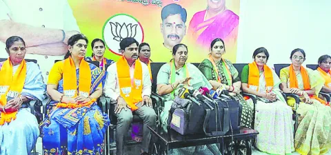 ప్రధానికి షర్మిల వెంటనే క్షమాపణ చెప్పాలి