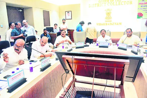 వీధి దీపాలు కూడా వెలిగించలేకపోతున్నాం