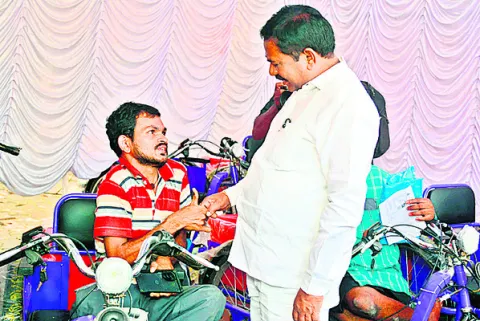 దివ్యాంగులు ఆత్మవిశ్వాసంతో ముందుకు సాగాలి 