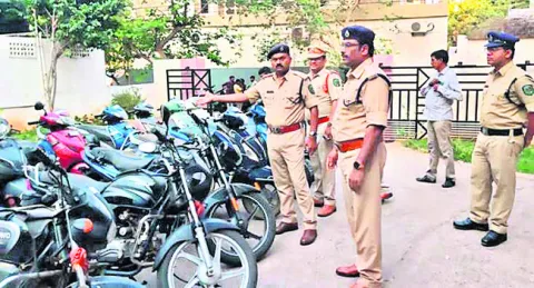 రద్దీ ప్రాంతాల్లో కాపు కాసి.. బైక్‌ల చోరీ 