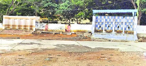 బస్టాండ్‌ విస్తీర్ణం: 2.18 ఎకరాలు