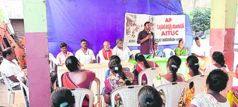 ప్రభుత్వం హామీలు అమలు చేయాలి 
