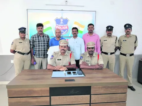చోరీ కేసులో ముగ్గురి అరెస్టు 
