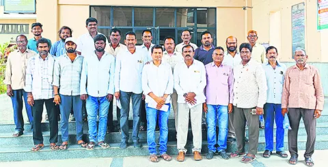 నిర్వాసితులకు ఉద్యోగావకాశాలు కల్పించాలి
