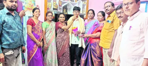 ప్రభుత్వ పాఠశాల   టాపర్‌కు సత్కారం 