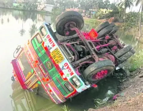 ధాన్యం లారీ బోల్తా 