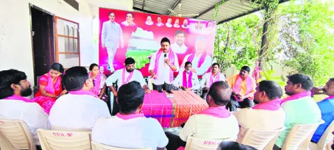 గులాబీ దండు వరంగల్‌ బాట 