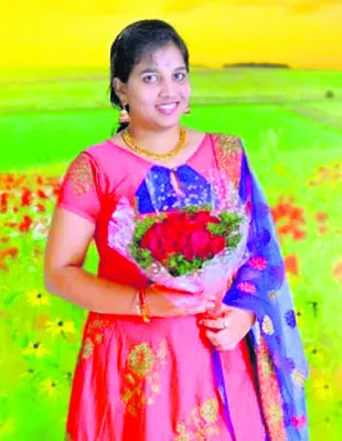 తండ్రికి బైక్‌ను బహుమతిగా ఇచ్చేందుకు వెళ్తుండగా..