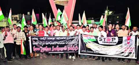 ఉగ్రదాడిని నిరసిస్తూ ఏపీయూడబ్ల్యుజే కొవ్వొత్తుల ప్రదర్శ