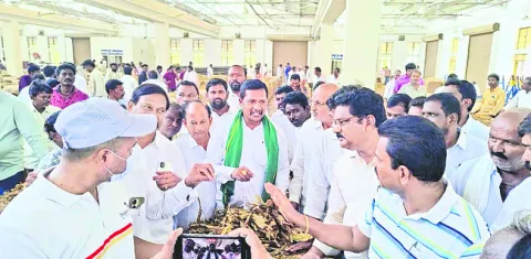 పొగాకు రైతులకు గిట్టుబాటు ధర కల్పించాలి