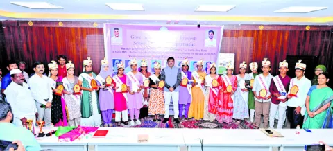 ఉన్నత చదువుతో ఉజ్వల భవిష్యత్తు
