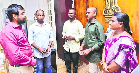 టెన్త్‌ టాపర్‌ బ్రదర్స్‌కు కలెక్టర్‌ ప్రశంస