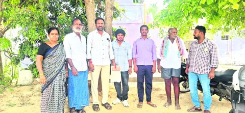 ఇళ్లు మావి... పరిహారం వేరొకరికా..?