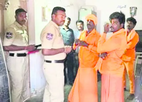 పోలీసుల అదుపులో దొంగ స్వాములు
