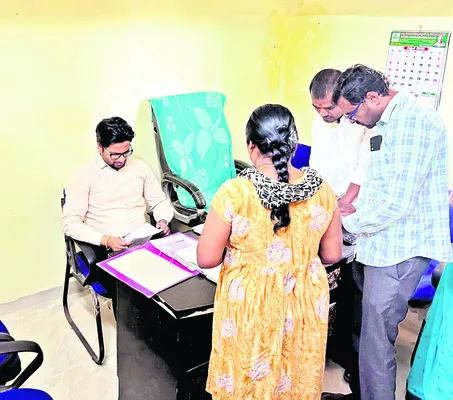 రికార్డుల నిర్వహణపై అడిషనల్‌ కలెక్టర్‌ ఆగ్రహం 