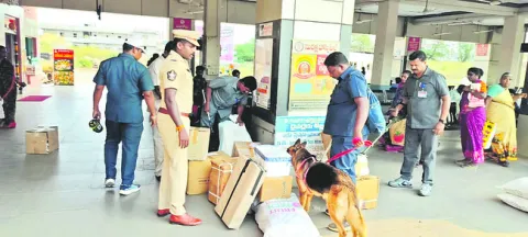 జిల్లాలో పోలీసుల ముమ్మర తనిఖీలు 