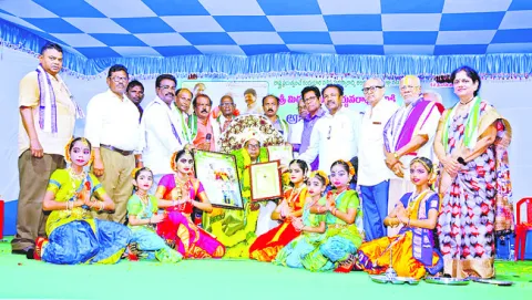 కళాకారులను ప్రభుత్వాలు ఆదుకోవాలి 