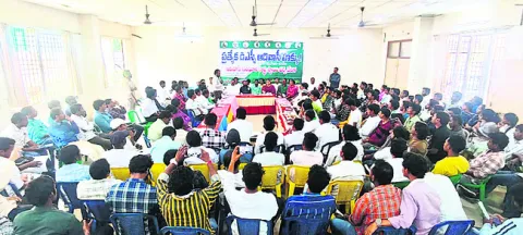 గిరిజనుల భవిష్యత్తుతో ఆటలొద్దు