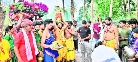ఘనంగా అమ్మవారి విగ్రహ ఊరేగింపు 