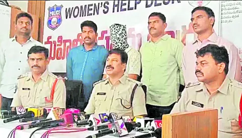 మాటలతో మత్తు జల్లుతాడు..