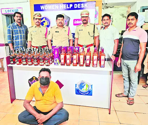 రైలులో మద్యం తరలిస్తున్న వ్యక్తి అరెస్టు 