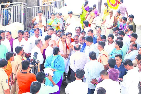 నేడు శృంగేరికి అధికారులు