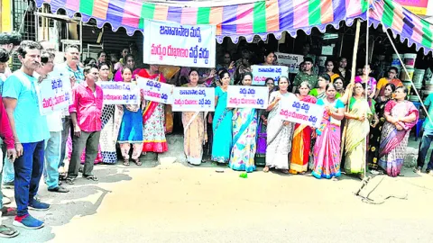 మద్యం దుకాణం వద్దంటూ మహిళల ఆందోళన 