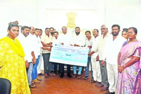 ‘మత్స్యకారుల సేవలో’ చెక్కు పంపిణీ 