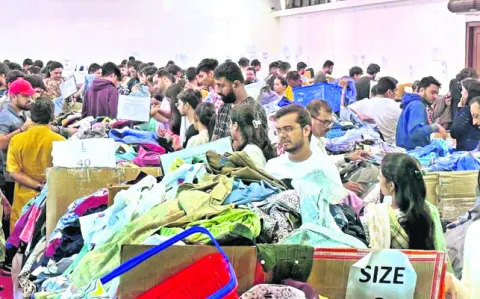 గాదిరాజు ప్యాలెస్‌లో బ్రాండెడ్‌ దుస్తుల అమ్మకాలు