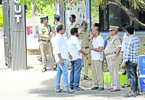 అవిశ్వాసానికి రండి.. రూ.కోటి ఇస్తాం! 