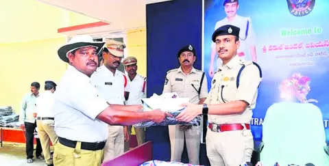 ట్రాఫిక్‌ సిబ్బందికి సమ్మర్‌ కిట్ల పంపిణీ 