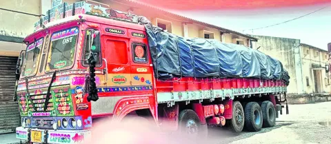 నిబంధనల ప్రకారమే లారీని రిలీజ్‌ చేశా 
