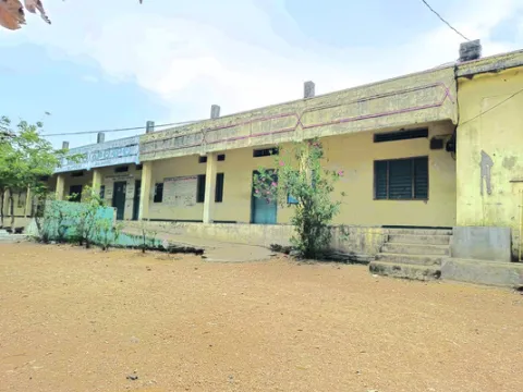 బడులకు భద్రత కరువు
