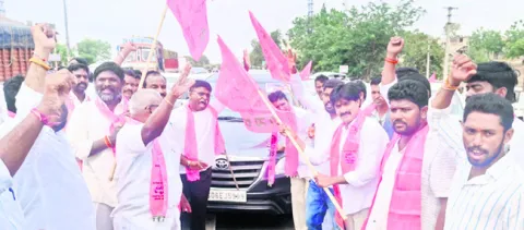 రజతోత్సవ సభకు తరలిన నేతలు 
