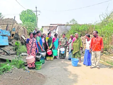 ఇసుక ట్రాక్టర్ల పట్టివేత
