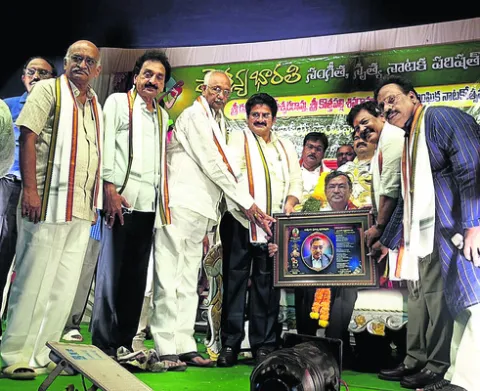 కళారంగానికి చేయూతనిస్తాం 