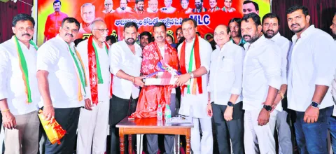 కాంగ్రెస్‌, కమ్యూనిస్టులు పోటీచేస్తే ప్రతిపక్షాలు ఉండవు
