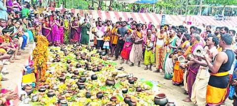 సింహగిరికి పోటెత్తిన భక్తజనం