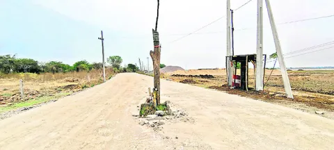 రోడ్డు మధ్యలో ‘బోరు’
