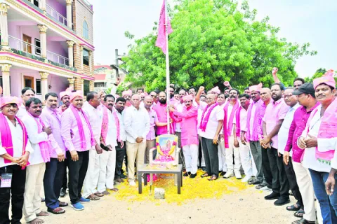 రజతోత్సవ సభకు తరలిన గులాబీ శ్రేణులు
